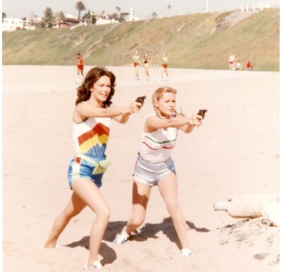 Charlie's Angels 24x36 Poster Jaclyn Smith Cheryl Ladd pose with guns on beach