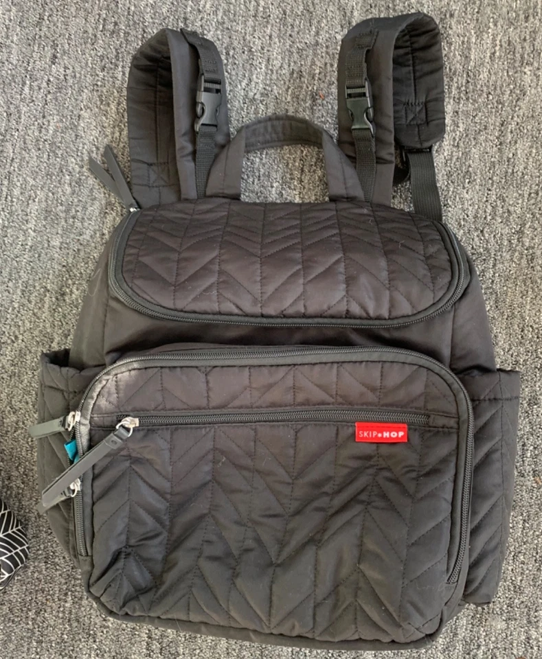 Mochila Bolsa de Pañales Skip Hop Negra Acolchada Bolsillos con Cremallera Usada en Excelente Condición Foto 2 de 4