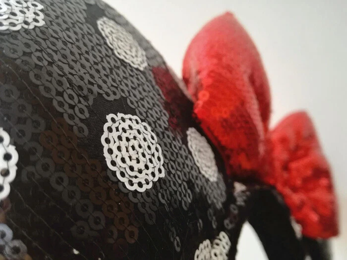 Diadema orejas con lazo rojas a lunares y negros blancos con lentejuelas de Minnie Mouse de los parques de Disney Foto 3 de 4