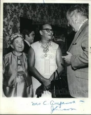 Press Photo Past Women of Achievement winners and the awards judge - sia31587