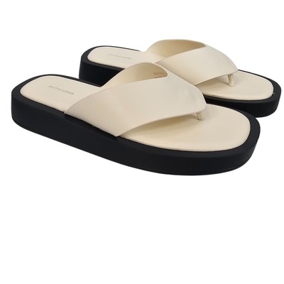 Pretty Little Things Womens Cream Chunky Slip-on Sandal Toe