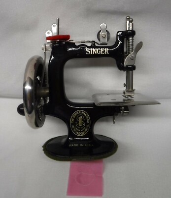 1900's SINGER Antique Singer Model 20 Sewhandy Child's Toy Sewing