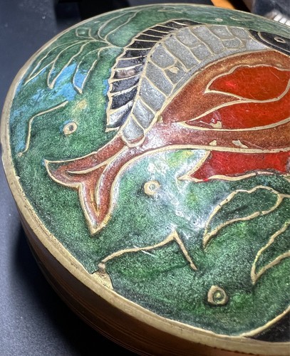 Joyero vintage de latón y esmalte con diseño de peces de mar pátina natural - Imagen 8 de 8