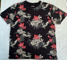 Camiseta Staple Pigeon and Hibiscus para hombre grande negra manga corta, manga izquierda *
