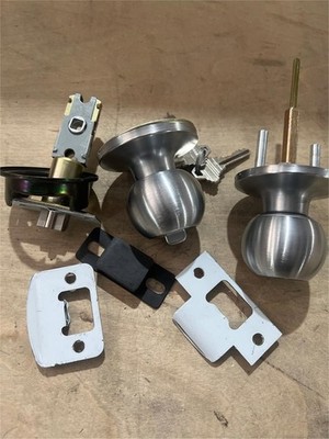DIYEAH 2pcs Keyed Entry Door Knobs with Lock