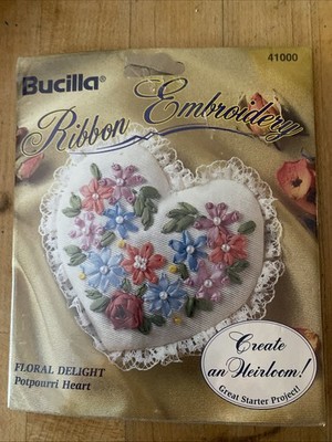Broderie Vintage 1992 Bucilla Crewel Papillons Et Fleurs Roses, Encadrée Sans Verre - FINIE