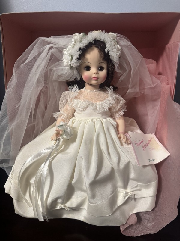 Madame Alexander Bride Doll #1589 Original Box And Wrist Tag