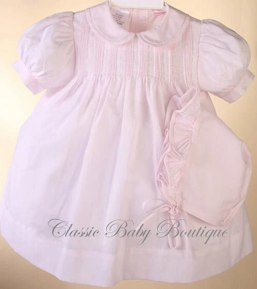 Nuevo con etiquetas Vestido Petit Ami Pintuck Rosa 3 Piezas 3 Meses Bebé Niñas Gorro 3M Bloomers Foto 2 de 3