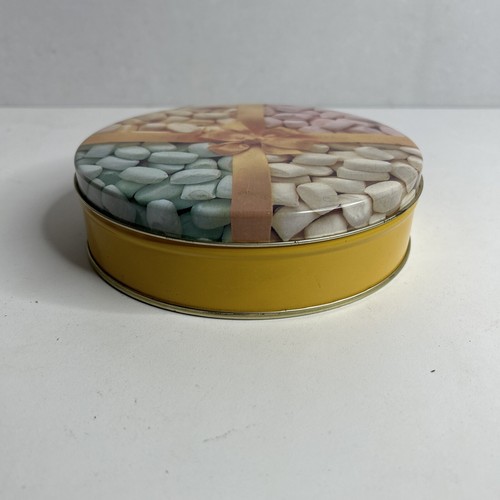 6 1/2" round Vintage Tin & lid with yellow ribbon & butter mints picture On Top - 第 2/10 張圖片