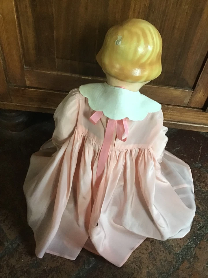 Bambola con testa in compo e corpo in tessuto imbottito. Anni 40.  - Immagine 4 di 4