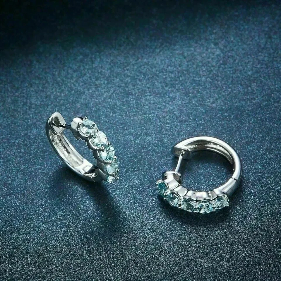 Pendientes de aro Huggie de aguamarina de corte redondo de 2 quilates enchapados en oro blanco de 14 quilates Foto 2 de 4