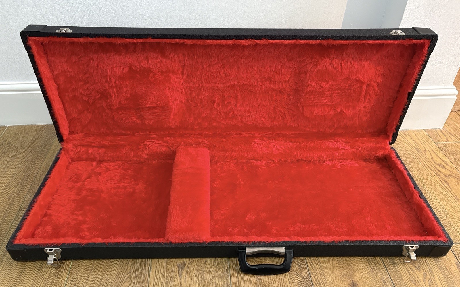 ELECTRIC GUITAR CASE. MADE IN ENGLAND. VINTAGE GUITAR FLIGHT CASE, HARD CASE RED