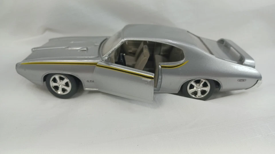 Pontiac GTO 1969 plateado fundido a presión 1:24 Foto 3 de 4