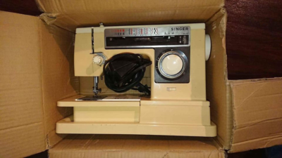 Vintage SINGER Zig-Zag Free-Arm 6136 Sewing Machine w/ Foot Pedal