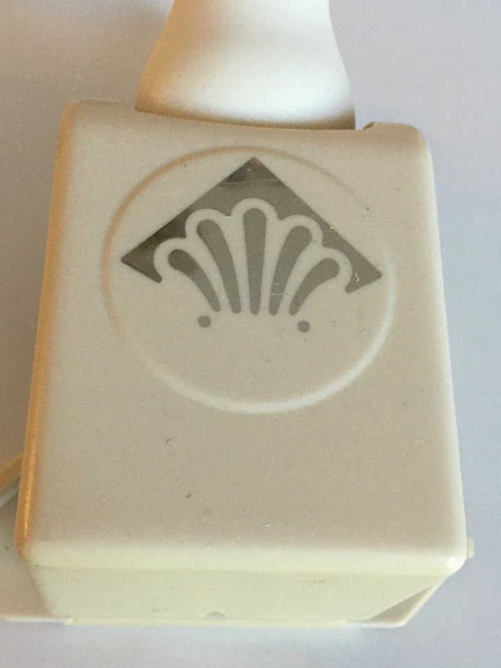 Martha Stewart Deco Abanico Esquina Papel Punzón Carcasa Decorativa Concha Marina Fabricación de Tarjetas Foto 3 de 4