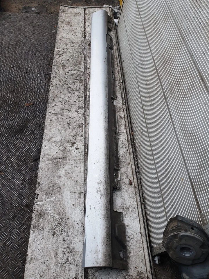 MERCEDES E CLASS LEFT SIDE SKIRT A2136900940 SILVER COLOR 775 W213 SIDE SKIRT NS - Image 3 of 4