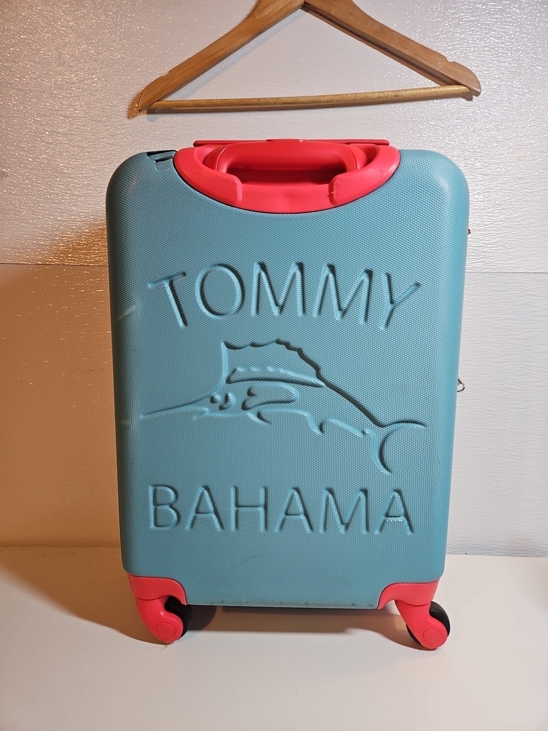 Travel Hardshell 20x14x9 Has Small Hole