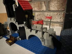 LEGO Castle: 6075 Wolfpack Tower Complete with minifigures & Instructions