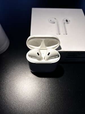 Apple AirPods 2. Generation mit Ladecase - Weiß
