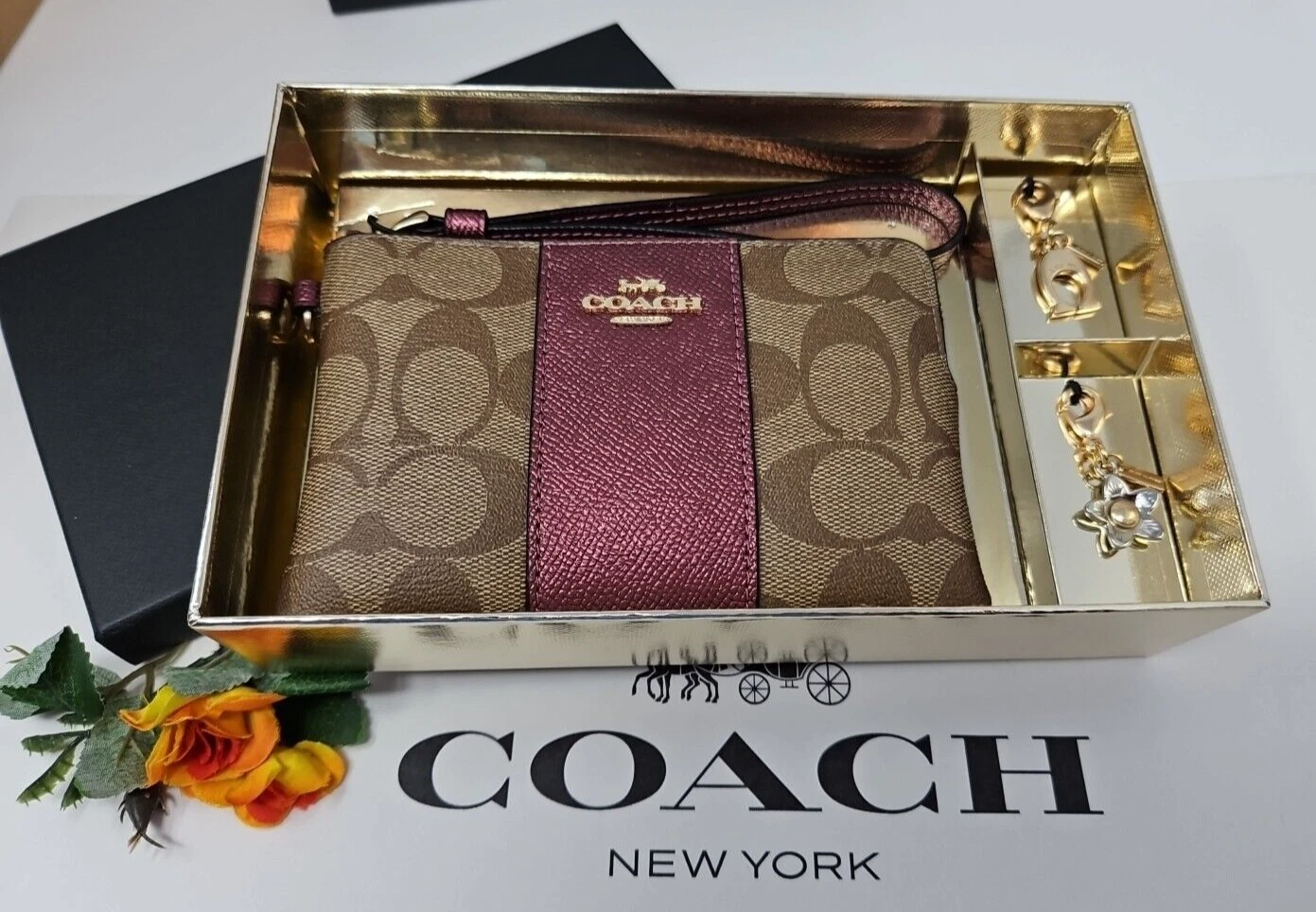 COACH ? NUOVO CON ETICHETTE Polso con cerniera angolare e 2 ciondoli set scatola vino metallizzata *AUTENTICO*