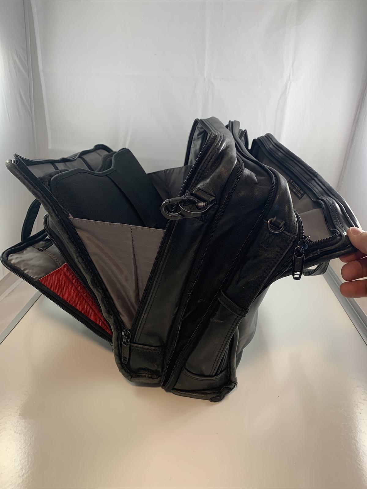 VICTORINOX LEATHER ATTACHE CASE LAPTOP BAG SHOULDER B… Gem