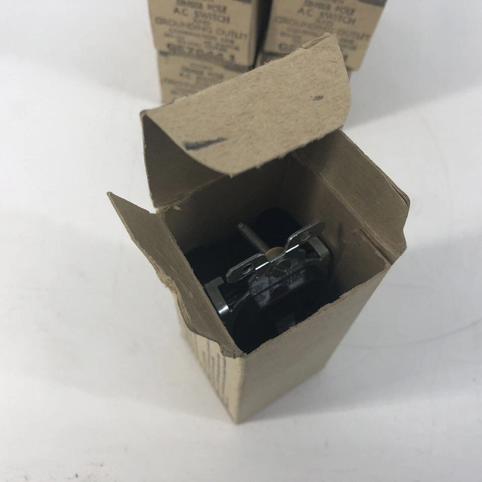 GE Grounded Outlet GE76441 Single Pole 15Amp New QTY 7 - Image 3 of 4