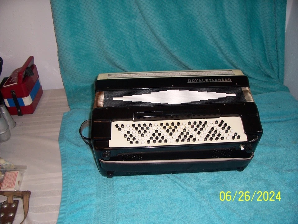 Acordeón Royal Standard 120 bajo 2/4 cañas acordeón Alemania Oriental buen estado. Foto 3 de 4