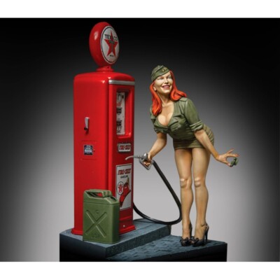 MW22 ROYAL MODEL 929 PIN-UP AT THE GAS PUMP TANKSTELLE (1/35) FIGUR FIGURE