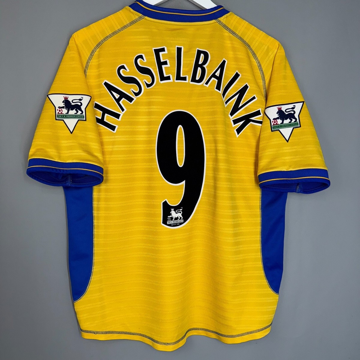 CHELSEA LONDON 2000/2001 AWAY FOOTBALL SHIRT UMBRO #9 HASSELBAINK