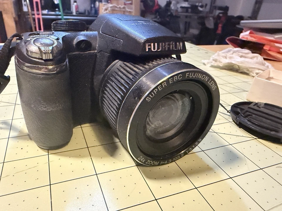 Fujifilm FinePix S Series S3280 14.0MP Digital Camera - Black - Image 2 of 4