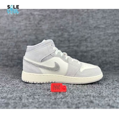 BOSSさん専用Nike Air Jordan 1 Mid ホワイト グレー Nike Air Jordan 1 Retro Mid SE GS Smoke Gray And White Sneaker