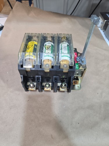 ALLEN BRADLEY 200 AMP DISCONNECT SWITCH 3P 600VAC 194R-NJ200P3 / WITH FUSES