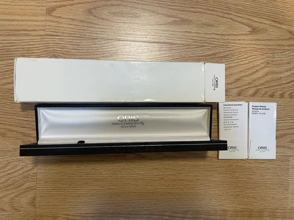 Vitrina de presentación de reloj Oris hecha en Suiza en color negro Foto 2 de 3