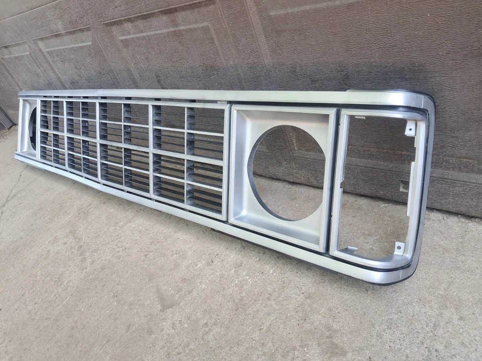 Nuevo de Lote Antiguo Mopar 1979-1985 Dodge B100 B200 B300 Van Rejilla con Faros Redondos # 4249531 Foto 4 de 4