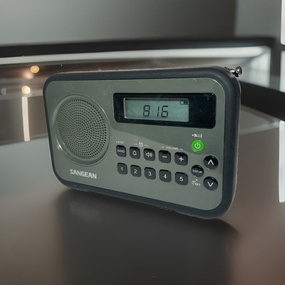 Sangean PR-D18 Portable AM/FM Digital Radio Vintage Tested Works Rubber Bumper
