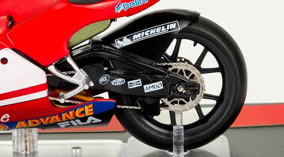 Ducati Desmosedici Loris Capirossi 2004 Scala 1:24 Modellino MotoGP Numero 65 - Immagine 3 di 4