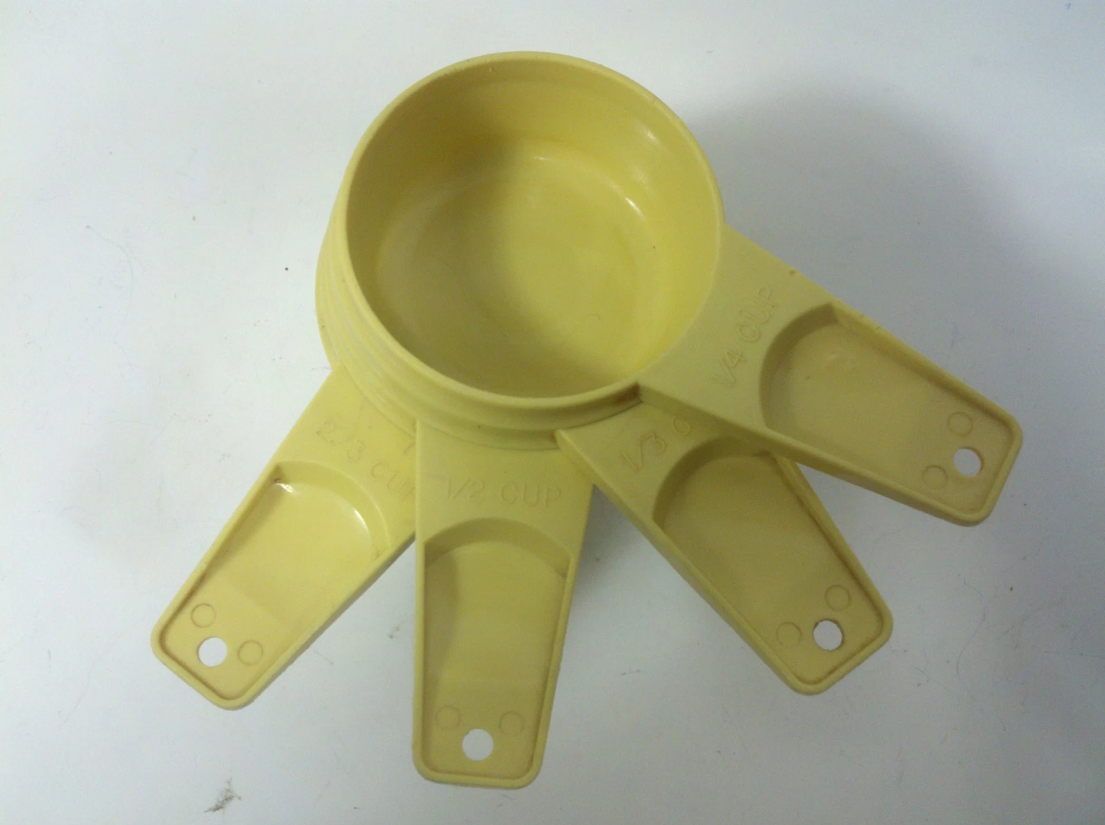 Tupperware Yellow Plastic 4 Set Measuring Cup
