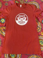 Camiseta para mujer roja brezo Brooklyn Superhero Supply talla grande (se adapta a PEQUEÑA)