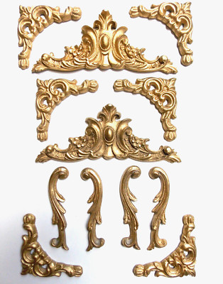 DEKORATIVES GROSSES SET BRANDNEUER VERZIERTER FORMTEILE ANTIKGOLD