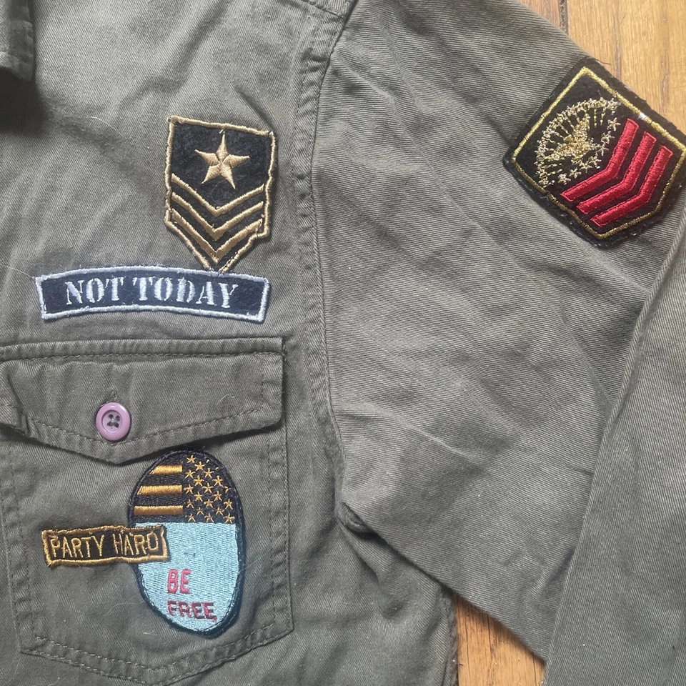 Camisa Brave Soul London Parche Militar Botón Hombres M Verde Ejército NO HOY SEA GRATIS Foto 3 de 4