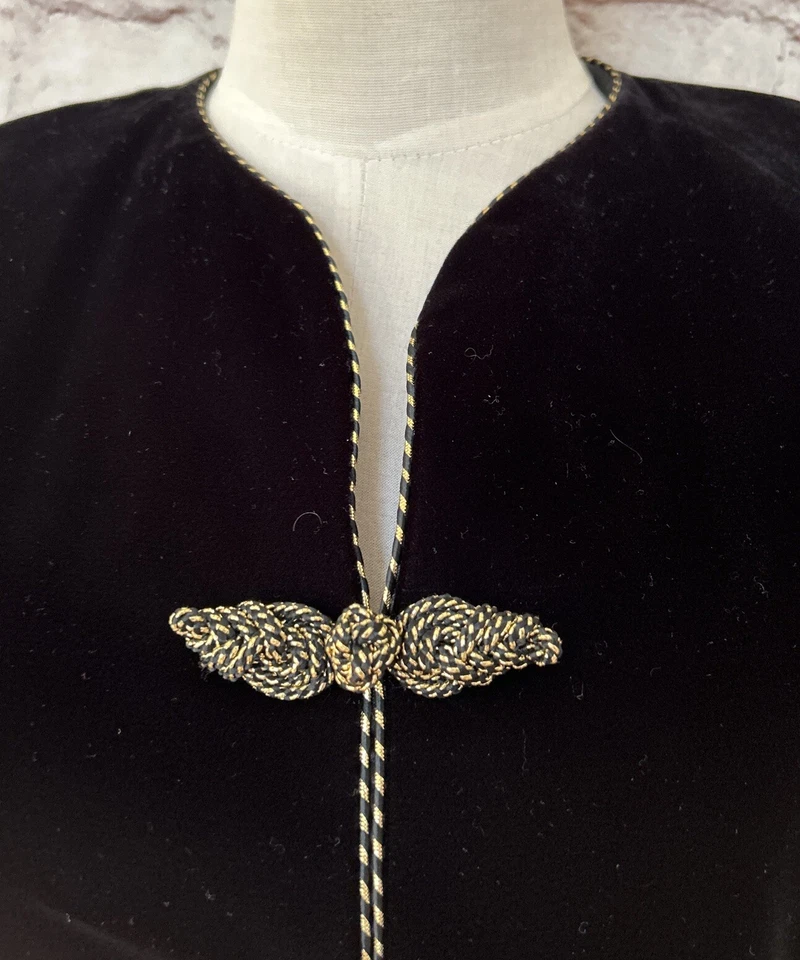 Винтажное женское платье-футляр Liz Claiborne 80-е черное бархатное золотистое плетеная лягушка размер 10 - Изображение 3 из 4