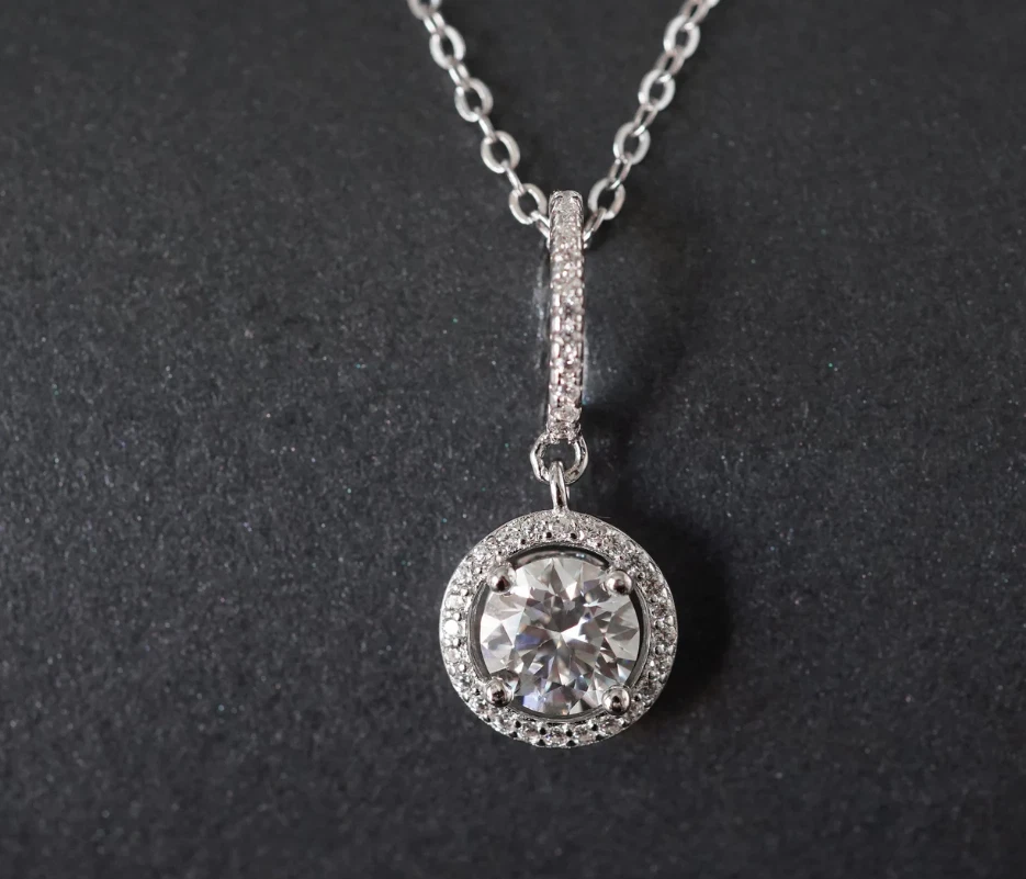 Colgante de boda para mujer con halo de moissanita de corte redondo de 1,50 TCW de oro blanco sólido de 14 k Foto 3 de 4