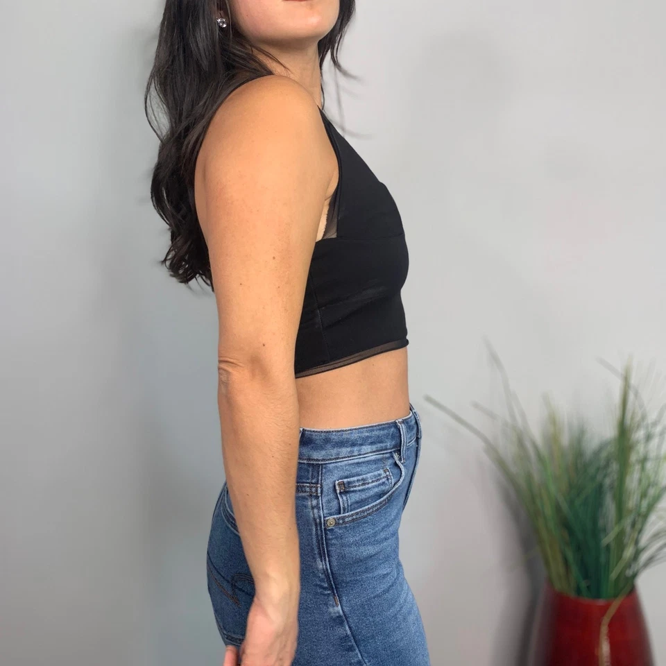 Top corto Silence + Noise negro con correa de espagueti cuello en V TALLA MEDIANA Foto 3 de 4