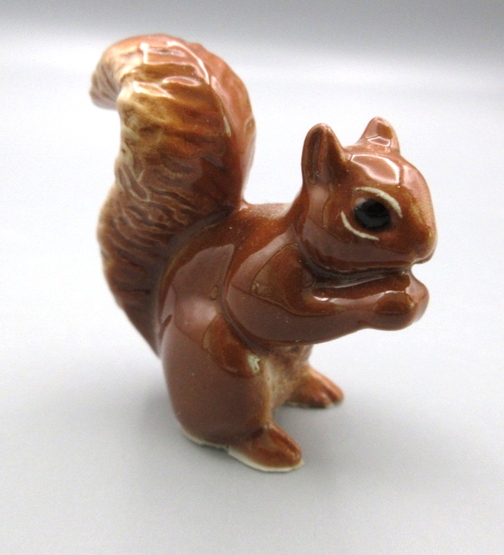 HTF Retired Monrovia Hagen Renaker Red-Brown Squirrel Eating No Space w/Tail
