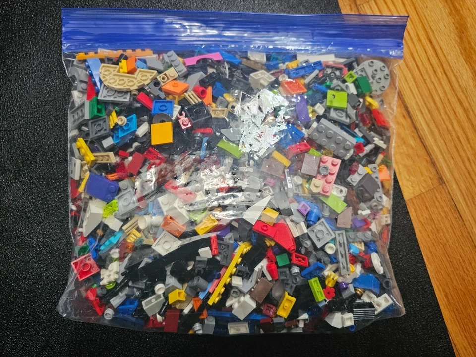 LEGO Bulk Lot of Pieces - Almost 5 LBS (City, Friends, Star Wars, etc) - Image 4 of 4