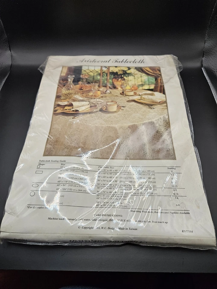 Mantel Wilton Court Aristocrat 70 pulgadas redondo plata brillante Grannycore sin abrir Foto 3 de 4