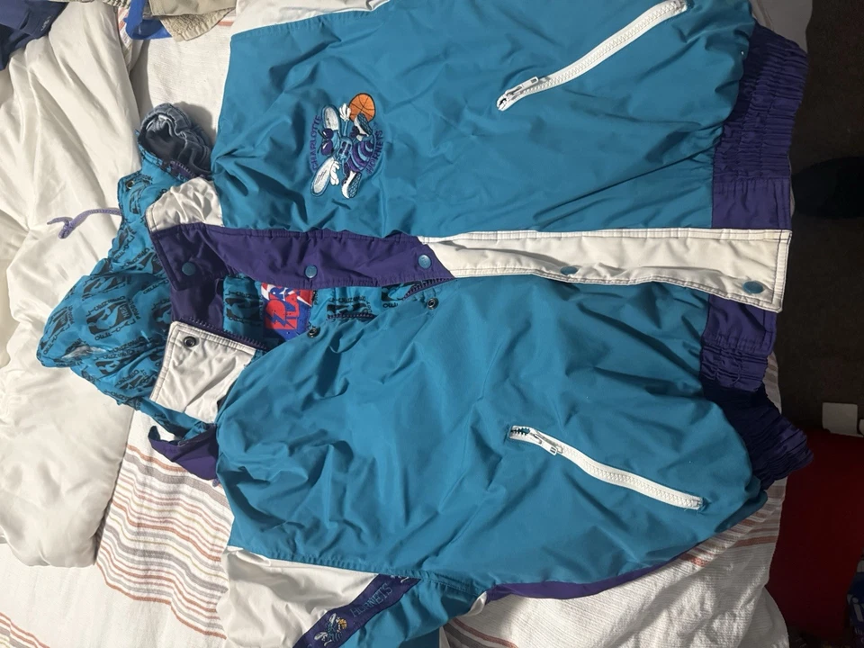 Jaqueta com capuz vintage anos 90 NBA CHARLOTTE HORNETS PRO PLAYER PUFFER JUVENIL TAMANHO XL - Imagem 2 de 3