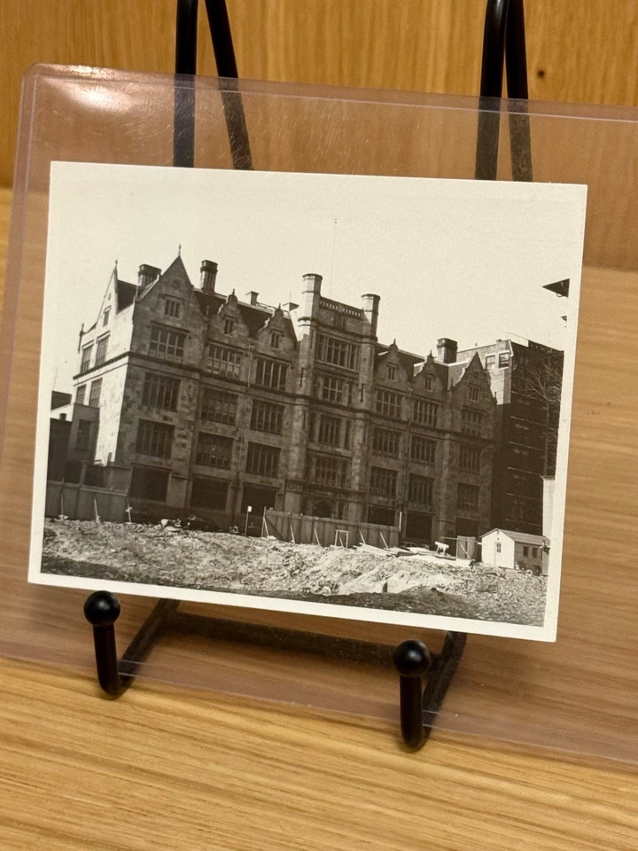 Fotografia arquitetônica VIVIAN MAIER PS 166 edifício escolar Manhattan - Imagem 3 de 4