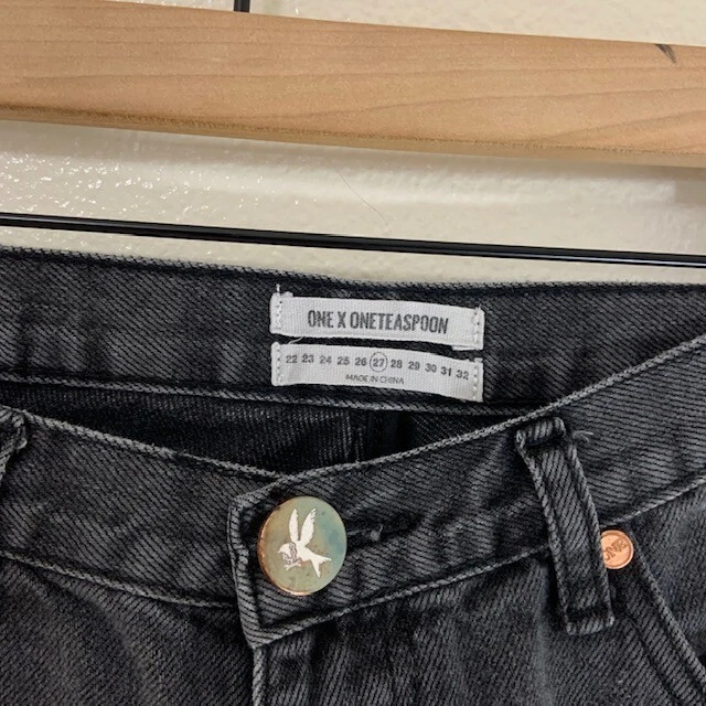 Pantalones de mezclilla ajustados One Teaspoon talla 27 negros trashed Freebird III desgastados rasgados Foto 3 de 4