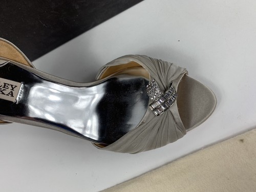 Badgley Mischka Jennifer Silver Satin Women’s Evening High Heels Pumps 9 Wedding - Picture 2 of 5